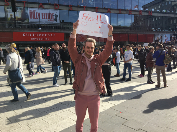 — Otroligt fint. Känns väldigt skönt efter det som hände att se alla människor här, säger Oskar som håller upp en skylt med texten "gratis kramar" på Sergels torg.