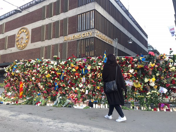 Stockholm City tidigt söndag morgon. Många stannar till utanför Åhlens för att titta på blomsterväggen. Foto: Jonas Ohlin / SVT