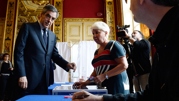 François Fillon och Jean-Luc Mélenchon gick båda till valurnorna i olika arrondissement.
