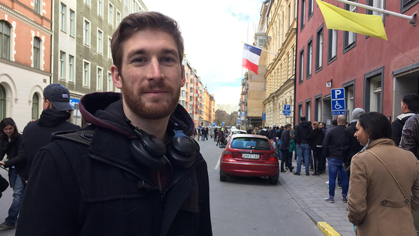 Vår reporter Erik Grönlund möter Jean-Baptiste som ska rösta på Benoît Hamon. Egentligen tror han inte att hans röst gör skillnad för Hamon ligger så mycket efter i mätningarna.