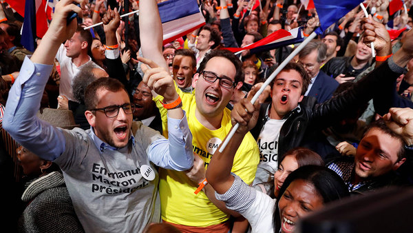 Jublande anhängare till Macron. Foto: TT/AFP
