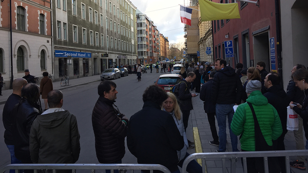 Det är mycket folk och mycket poliser utanför ambassaden på Kommendörsgatan i Stockholm. Polisen har spärrat av ett helt kvarter här med kravallstaket, och man släpps bara in om man kan visa upp sitt franska pass, rapporterar vår reporter Erik Grönlund på plats.
