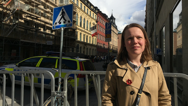 – Jag fick vänta 45 minuter på att rösta. Det blev Jean-Luc Mélenchon. Folk säger att han är extremvänster men det tycker inte jag. Jag tror tyvärr inte att han kommer gå vidare. Marine Le Pen lär nog dessvärre gå till andra omgången, säger Caroline som precis kommit ut från vallokalen på franska ambassaden i centrala Stockholm.