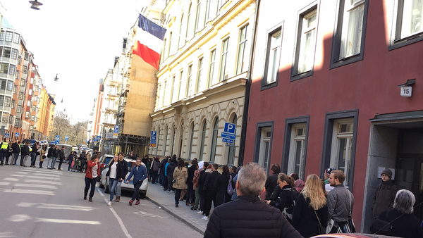 Och i Sverige då? Jo i Stockholm ringlar också kön lång utanför den franska ambassaden på Östermalm.