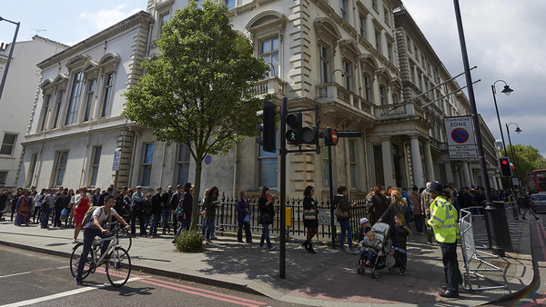 Kön utanför en av lokalerna i London, ett franskt gymnasium i staden, ringlar runt kvarteret och flera timmars väntetid beräknas för de som vill avlägga sin röst.