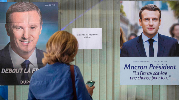 ”UD saboterar för Le Pen” skriver en användare på Twitter. ”Censur?” frågar sig flera. ”Vi KRÄVER officiella förklaringar”, skriver en annan.
En detalj som väckt viss frågetecken bland fransmännen som röstar utomlands: I vallokaler världen över saknas valaffischen med Marine Le Pen bland de övriga tio kandidaterna.
Detta beror dock inte på något beslut eller någon politisk agenda, utan på en teknikalitet: Enligt franska UD är det för att kandidatens stab inte levererat en affisch att distribuera i god tid.