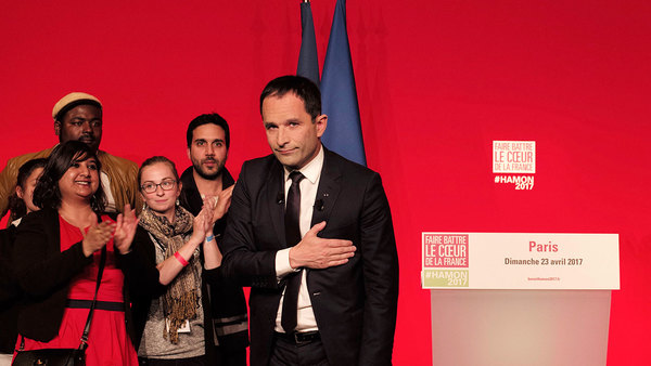Socialistpartiets Hamon tackar för sig. Foto: TT/AFP