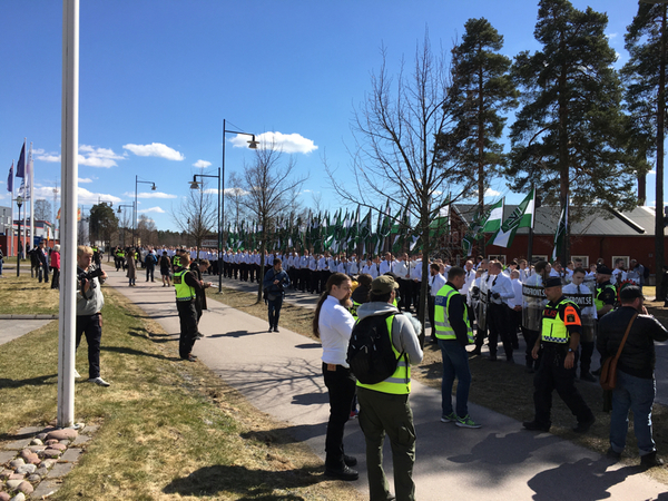 Polisen har svårt att uppskatta hur många som har samlats men det är fler än i Borlänge.