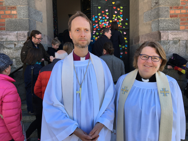Biskop Mikael Mogren deltar i gudstjänsten. Här med kyrkoherde Christina Eriksson.