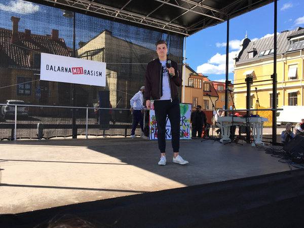 Martin Kallur talar nu på Dalarna mot rasism möte. Han berättar om när familjens Pride - flagga revs ner av Nordiska motståndsrörelsen. Här kan du läsa mer om det:
