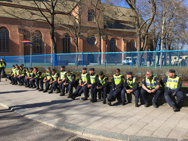 Poliserna kopplar av i solen