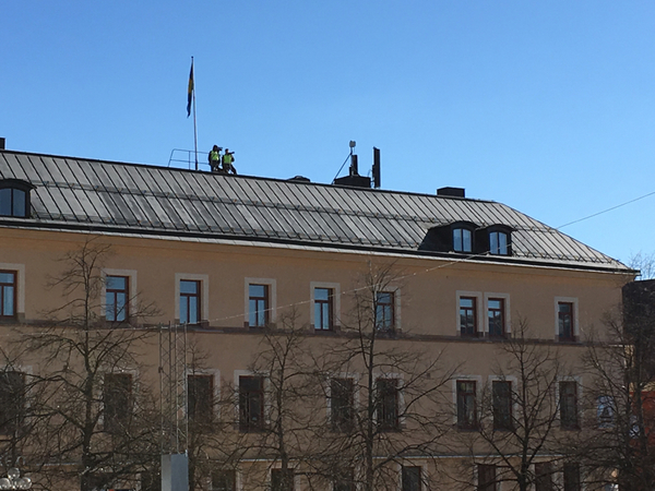 Torget är rejält bevakat av polisen. Flera kameror övervakar demonstranterna och ett 30-tal bilar står runt stora torget