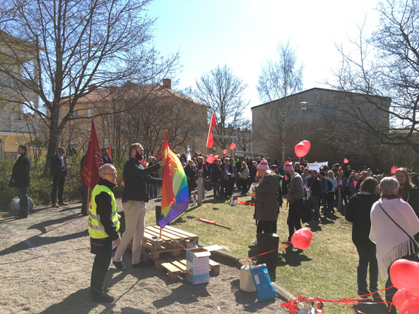 Vänsterpartiet ska strax hålla tal i Kvarnparken. På plats finns bland annat Daniel Riazat
