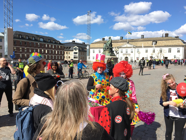 Clowner på Stora torget.