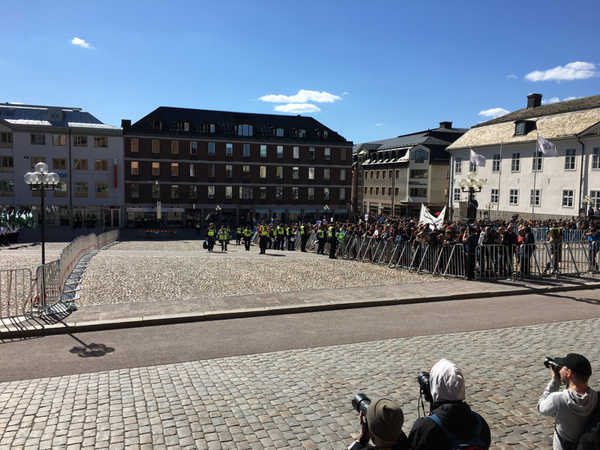 Motdemonstranterna överröstar nordiska motståndsrörelsen så polisen går in och lugnar lite