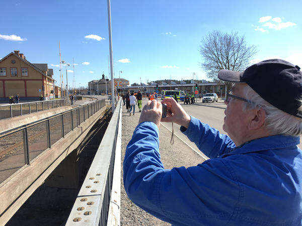 Alla är inte intresserade av demonstrationerna.
- Jag tittar efter drönare, jag tycker dom är fascinerande, säger den här mannen.