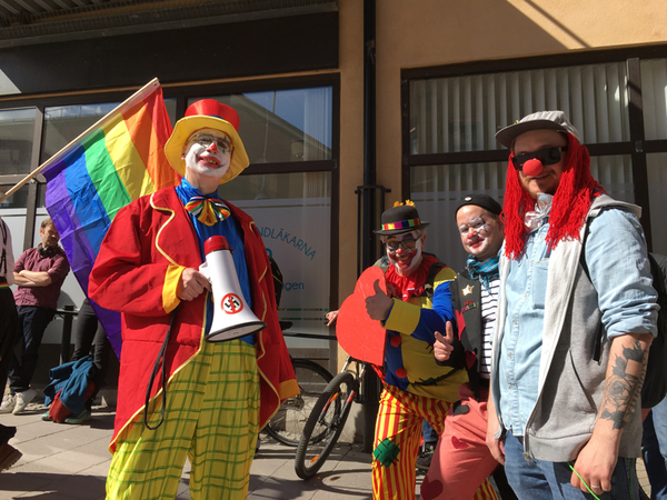 Ju närmare torget Nordiska motståndsrörelsen kommer, ju fler motdemonstranter sluter upp.