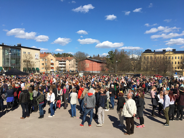 Dalarna mot rasism har fyllt gamla Posten-parkeringen. Nordiska motståndsrörelsen är nu vid Stationen - på väg mot Stora torget.