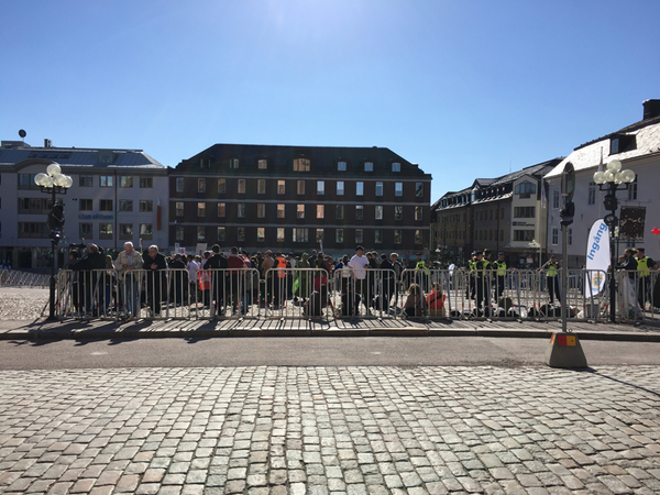 Många motdemonstranter har tröttnat och gått. Fållorna som tidigare var nästan fulla gapar nu ganska tomma