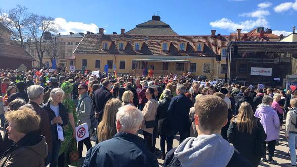 Många människor har samlats på Dalarna mot rasisms manifestation på Gamla postenparkeringen i centrala Falun.