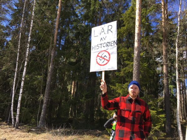 Några motdemonstranter har samlats efter vägen