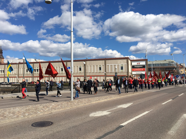 Socialdemokraterna tågar mot Folkets hus.