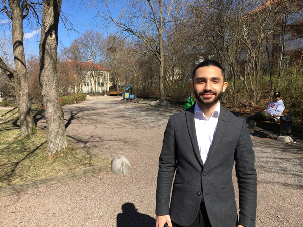 Daniel Riazat är en av talarna på Vänsterpartiets demonstration.
- Det viktigaste är att inte låta någon kapa arbetarrörelsens högtid, säger han.
Samtidigt vill han markera mot nazismen.
- Om vi inte står upp mot nazism och rasism idag, när ska vi då göra det?, säger han