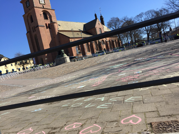 Kärleksbudskap ritat i gatan där nazistiska NMR ska demonstrera idag.