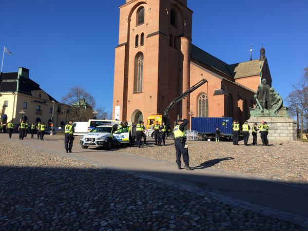 Nu plockas det ihop på torget. Vi ska strax prata med polisens presstalesman för att sammanfatta dagen