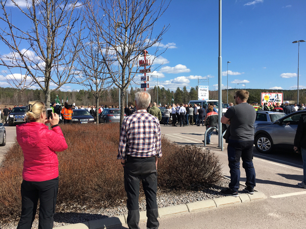 Bland helglediga shoppare börjar nu nordiska motståndsrörelsen samlas vid Ica Maxi