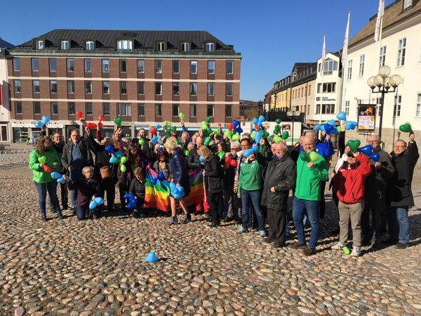 Politiker från Faluns kommunfullmäktige manifesterar på Stora torget med hjärtformade ballonger.