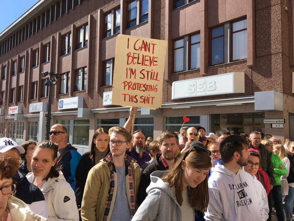 Motdemonstranter längs Åsgatan. Nordiska motståndsrörelsen har nu nått torget och möts av massiva burop