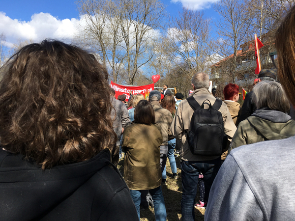 I Kvarnparken gör sig vänsterpartiet sig strax redo för att tåga till gamla postenparkeringen där man ska möta upp med Dalarna mot rasism.