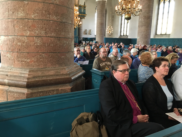 Förre västeråsbiskopen Tomas Söderberg o landshövding Ylva Thörn på plats i kyrkan.