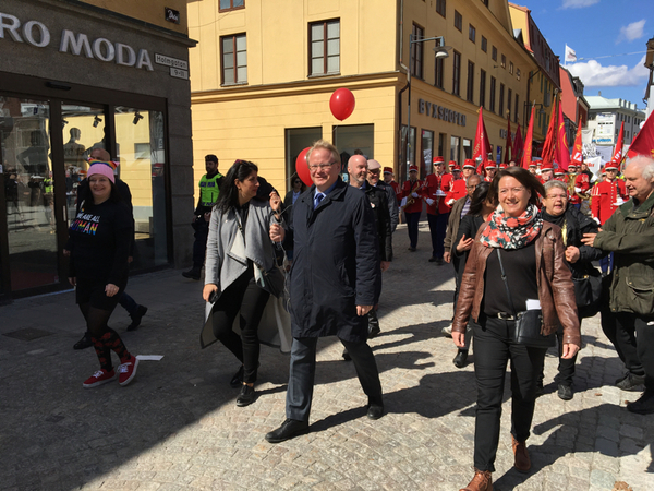 Riksdagsledamot Rosa Güclü Hedin, försvarsminister Peter Hultqvist och Faluns kommunalråd Susanne Norberg går i täten.