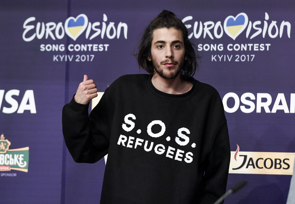 Salvador fick stor uppmärksamhet för den här tröjan i tisdags. Han ville uppmärksamma flyktingsituationen i Europa. "Människor flyr för sina liv i gummibåtar. Och så får de frågan om de har sina födelsebevis med sig. Det finns mycket som vi kan göra bättre i flyktinglägren i Italien, Grekland och Turkiet", sa han.