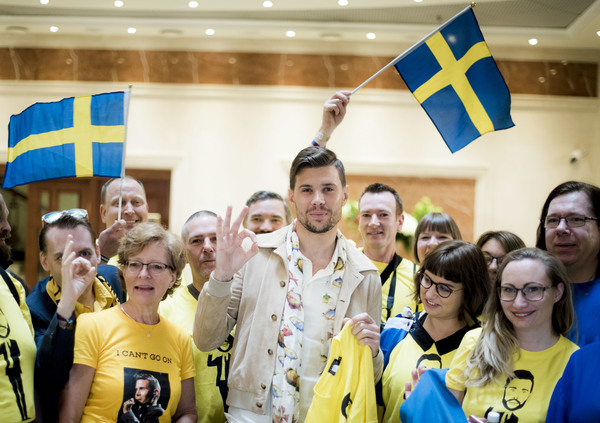 Robin Bengtsson mötte svenska fans i hotellobbyn i Kiev innan han begav sig mot arenan för repetitioner.