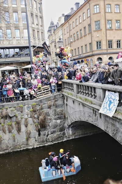 [Uppsala] Tusentals och åter tusentals har samlats i centrala Uppsala för att bevittna forsränningen.