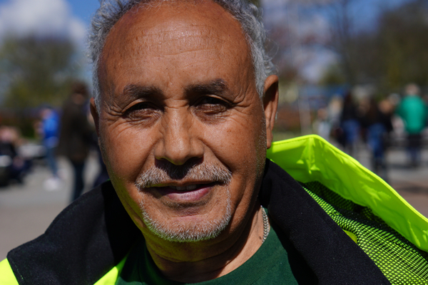 [Lund] Mohammed Amiri är parkarbetare i Lund och hjälper till idag. 
- Det är lugnt hittills. Följ är gläds och vädret är fantastiskt, säger Mohammed.