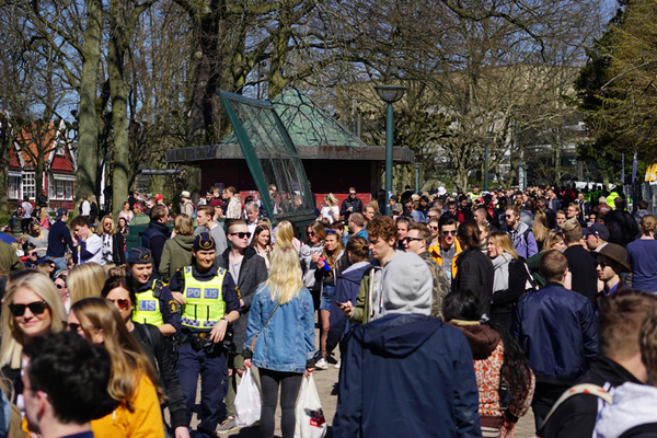 [Lund] Folk fortsätter att välla in i Stadsparken.