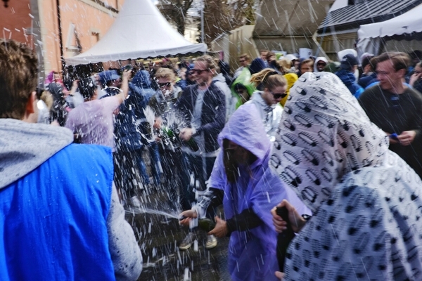 [Uppsala] Många har förberett sig och har regnjackor.