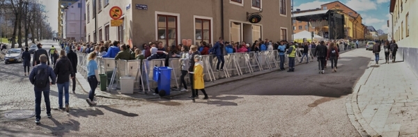 [Uppsala] Näst på tur står champagnegalopp på Snerikes. Kön ringlar sig runt huset.