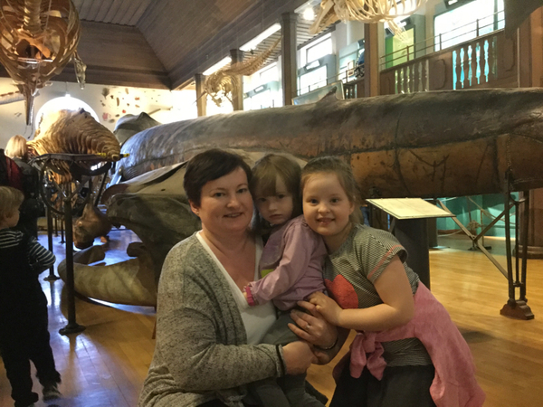 [Göteborg] Eve Ohlsson med döttrarna Amanda och Agnes är ofta på Naturhistoriska. När de hörde att valen ska öppna ville de direkt komma hit.
- Vi visste inte ens om att den kunde öppnas, men när vi hörde att den skulle det på Valborg kände vi direkt att vi måste gå och titta, säger Eve.