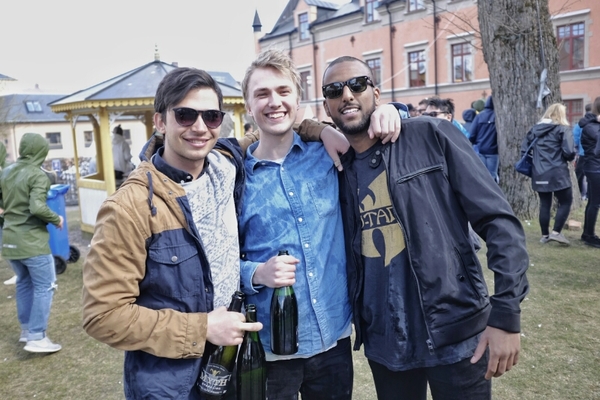 [Uppsala] Galopp med skumpa och skratt. Kalle Lund, Erik Lundmark och Emanuel Belew är med på Snerikes champagnegalopp. 
- Det är blött, kallt, roligt och den absolut bästa dagen på året, säger Kalle Lund.