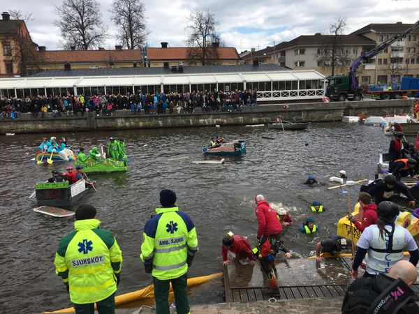 [Uppsala]
Det är mycket folk i vattnet vid målgången just nu ...