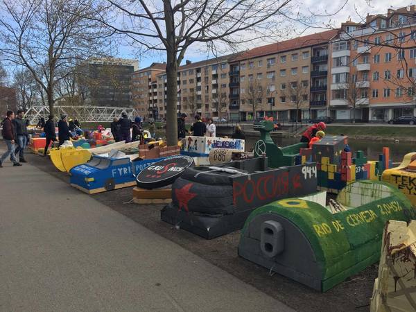 [Uppsala] Flottarna står uppradade inför forsränningens start vid Eddaspången. Klockan 10.00 bär det av!