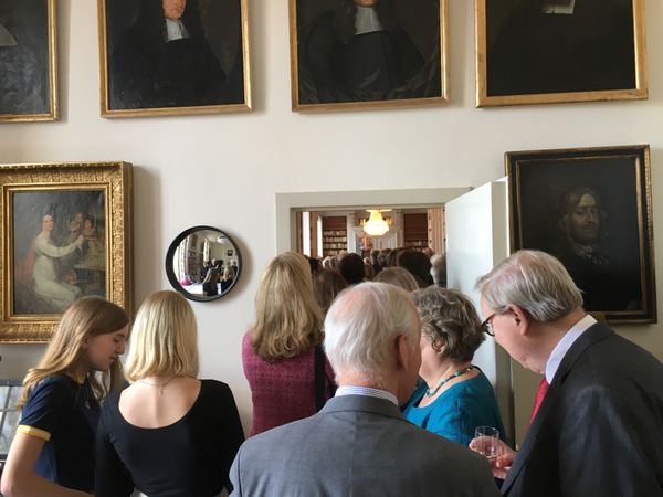 [Uppsala]
Minglet på universitetsbiblioteket Carolina pågår för fullt.