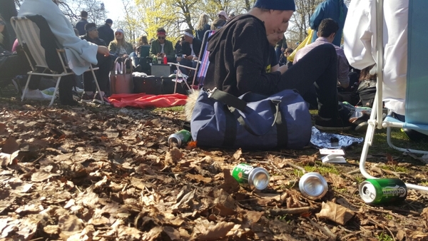 [Lund] Glasflaskor är förbjudna i Stadsparken. Burkarna är många. Sandra, som inte vill vara med på bild, är en av dem som plockar burkar. Hon har redan fyllt en påse. 
- Det är bra, det kommer att bli mycket i dag.