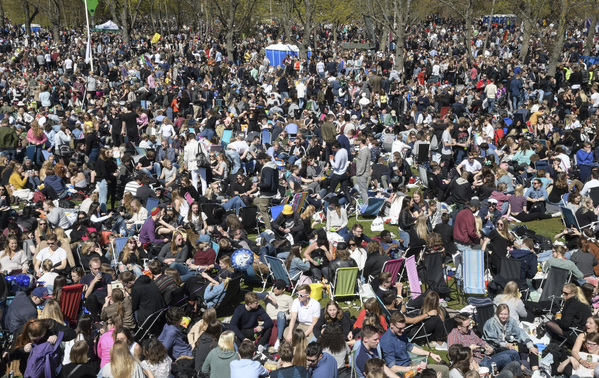 [Lund] 25.000 till 30.000 personer uppskattas ha firat siste april i Statsparken i Lund. (Bild: TT)