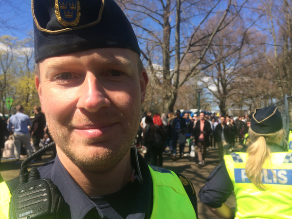 [Lund] Polisen har hittills haft en lugn dag i Stadsparken. Martin Ståhl-Rees är i vanliga fall polis i Oskarshamn i Småland, men för dagen kommenderad till Lund.

-Det är en trevlig kommendering. Det liknar kaos, men det är ganska uppstyrt. Förra året var det flera ungdomar som praktiserade som kallad "self-policing" och såg till att de kompisar som var för berusade gick hem. Det var bra, då slapp vi jobba, säger han.